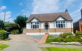 Cozy Bungalow In Great Location